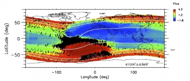 Distribution géographique des flux des électrons de 200 keV à 650 km d'altitude (code de couleur), avec en rouge l'anomalie magnétique de l'Atlantique Sud. Ici le faible champ géomagnétique entraine l'abaissement du point miroir des particules jusqu'à l'altitude du satellite DEMETER. Les régions (noir) situées au Nord et au Sud de l'anomalie présentent les bandes en énergie caractéristiques de l'accélération résonante des particules avec des ondes UBF. C'est l'asymétrie du champ géomagnétique qui permet leur détection à basse altitude. Aux altitudes plus élevées ces zones encerclent la Terre.
